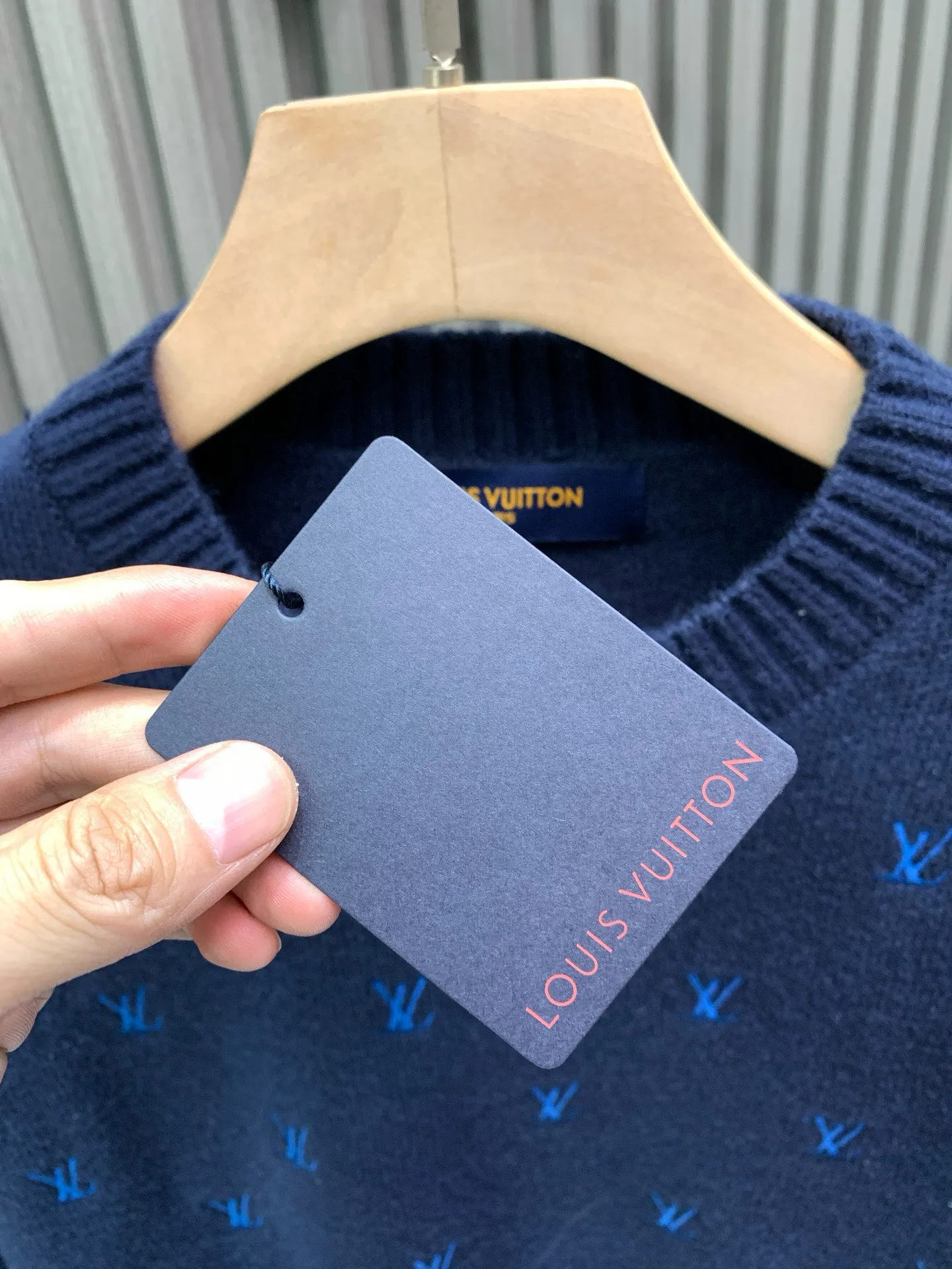 🅿️400 🀄️ Louis Vuitton 1*v full logo small embroidered round neck sweater. Originally purchased after 15,000. Fei Dong co-branded series. Fixed color and dyed sheep wool material. 7S special custom weaving and dyeing yarn. Hanging wool tissue piece. Made of sheep wool material knitted piece. The texture of the fabric is clear and rich. The whole piece is made with full embroidery technology. There are about 168 small embroideries. The embroidery uses fixed-dyed matte embroidery thread on the board and the stitch embroidery process. The pattern is embroidered with thousands of Tajima machine needles. The fine stitching method is dense and ultra-high density without revealing white. The pattern is clear and the lines and three-dimensional sense are strong to enrich the overall picture space. Special cotton wool material is washed and treated. The elastic fiber of sheep wool gives the fabric a high degree of resilience, allowing the clothes to maintain a lasting freshness and durability. Due to its fiber structure and special scale structure, sheep wool also has excellent warmth retention properties and anti-wrinkle properties. Keeps you warm and looks stylish